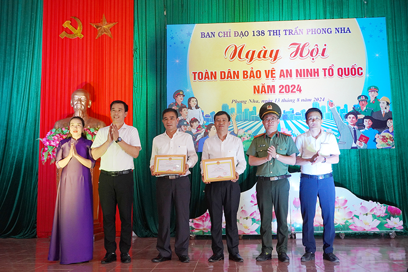 Đại diện Công an tỉnh tặng giấy khen của Giám đốc Công an tỉnh cho các tập thể, cá nhân.