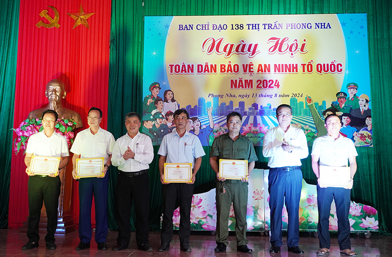 Đại diện lãnh đạo huyện Bố Trạch tặng giấy khen của Chủ tịch UBND tỉnh cho các tập thể, cá nhân.