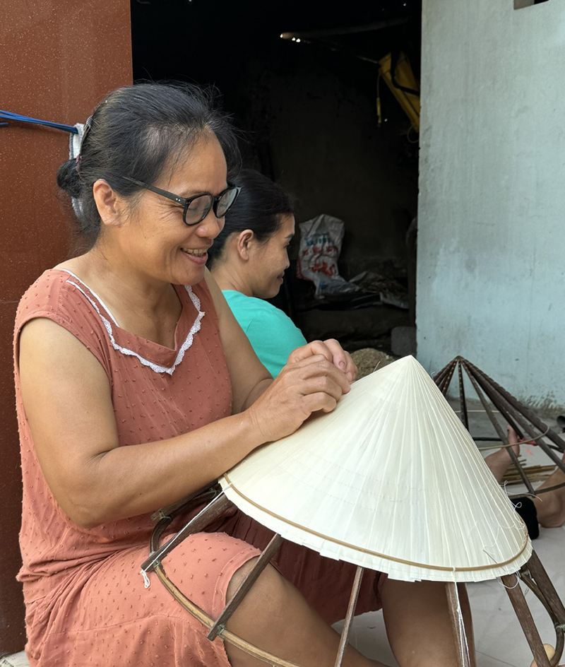 Nghề làm nón lá ở làng Quy Hậu, xã Liên Thủy (Lệ Thủy).
