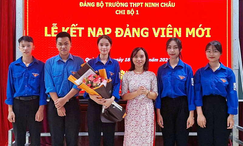 Lễ kết nạp đảng viên mới tại Đảng bộ Trường THPT Ninh Châu.