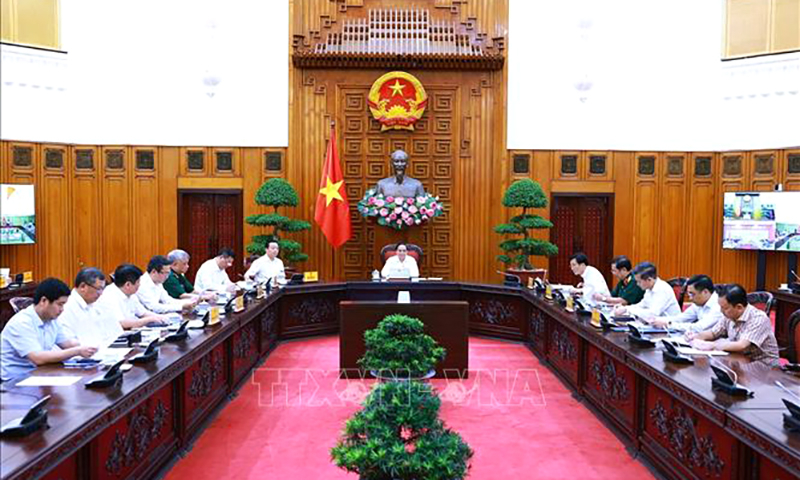 Thủ tướng Phạm Minh Chính chủ trì làm việc với các bộ, ngành, địa phương để đẩy nhanh tiến độ hoàn thành Dự án đường dây tải điện 500 kV mạch 3. Ảnh: Dương Giang/TTXVN