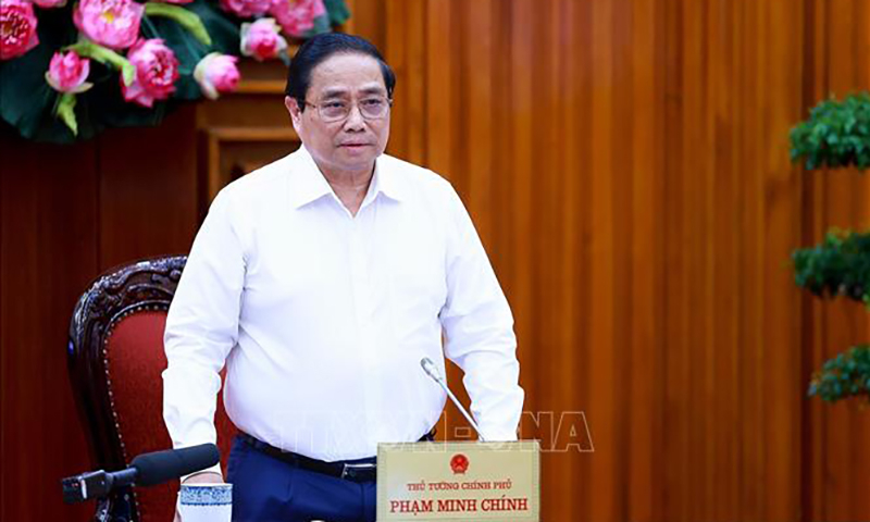 Thủ tướng Phạm Minh Chính chủ trì làm việc với các bộ, ngành, địa phương để đẩy nhanh tiến độ hoàn thành Dự án đường dây tải điện 500 kV mạch 3. Ảnh: Dương Giang/TTXVN