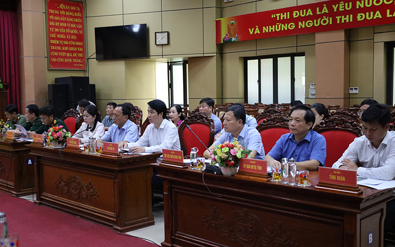 Các đại biểu tham dự buổi làm việc.