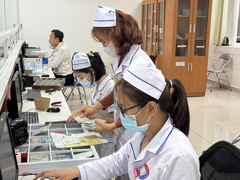 Sử dụng CCCD gắn chíp khi đăng ký KCB tại cơ sở y tế mang lại nhiều tiện ích cho người dân và cán bộ, nhân viên y tế.