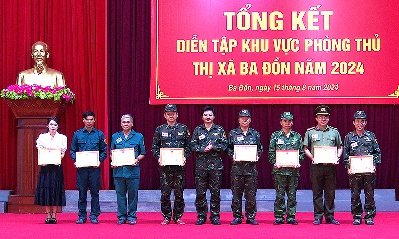 Các tập thể được UBND TX. Ba Đồn khen thưởng.
