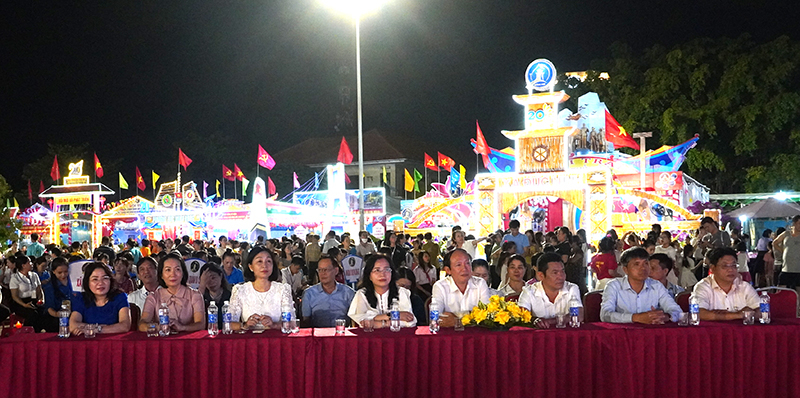 Các đại biểu dự lễ khai mạc hội trại.