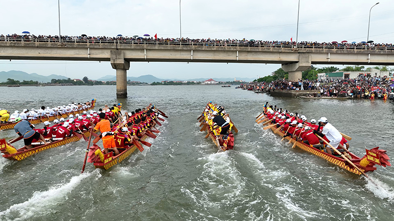 Lễ hội đua thuyền truyền thống trên sông Gianh của TX. Ba Đồn năm 2023.