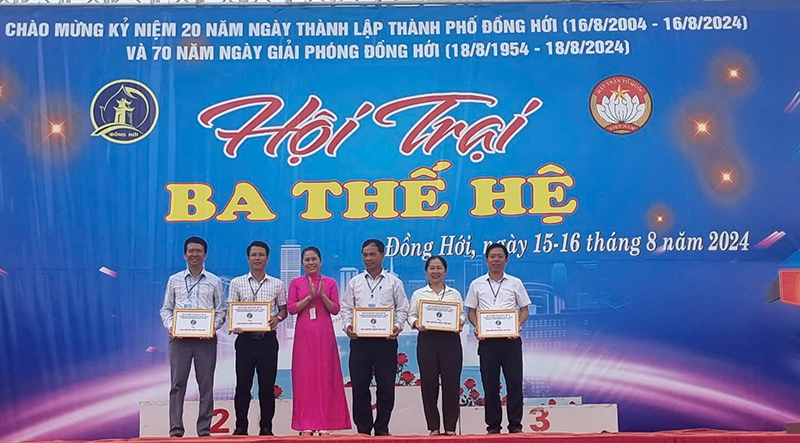Đại diện lãnh đạo Ủy ban MTTQVN TP. Đồng Hới trao giải khuyến khích cho các trại đẹp.