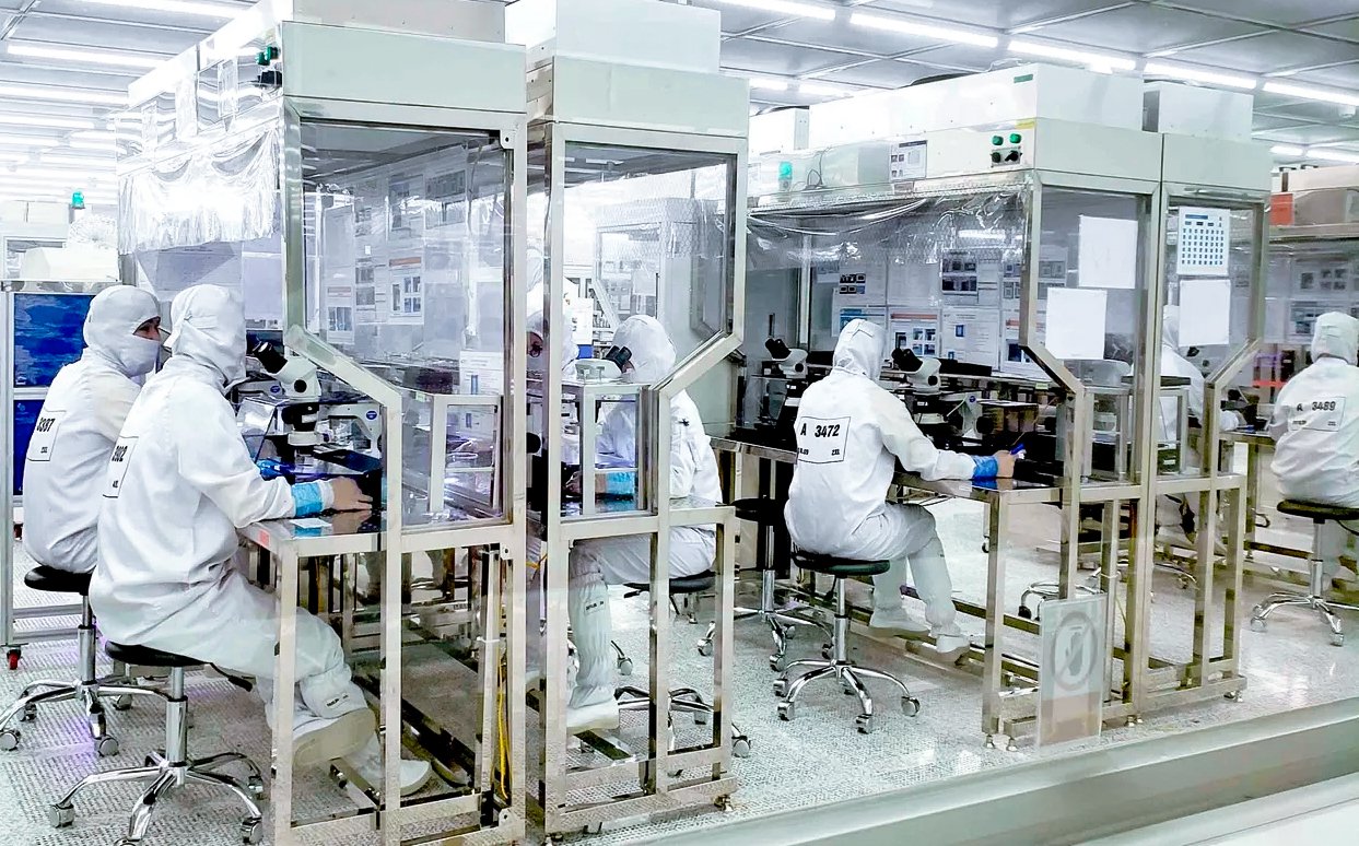 Hoạt động sản xuất tại Công ty Optrontec vina khu công nghiệp Bình Xuyên, Vĩnh Phúc. (Ảnh: Hoàng Hùng/TTXVN)