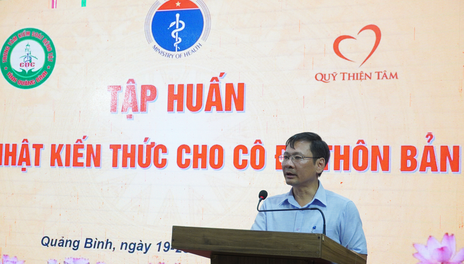 Đại diện lãnh đạo CDCQB khai mạc lớp tập huấn cập nhật kiến thức cho cô đỡ thôn bản năm 2024. 