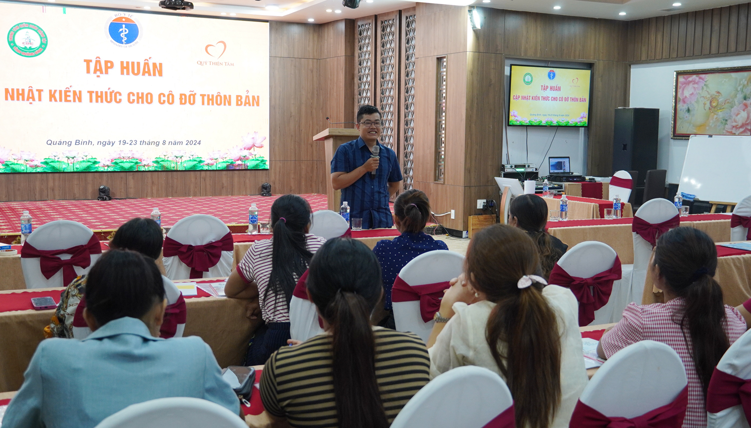Các giảng viên chia sẻ kinh nghiệm trong công tác chăm sóc sức khỏe sinh sản an toàn.