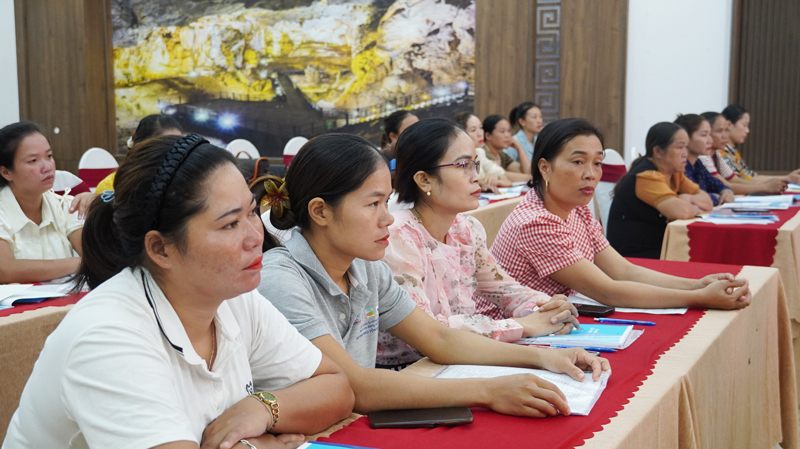 Các cô đỡ thôn bản tham gia lớp tập huấn.