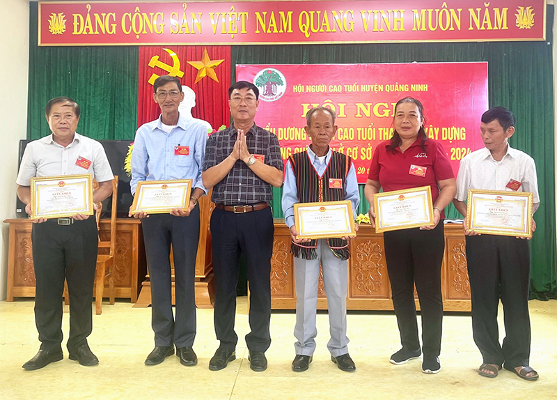 Huyện Quảng Ninh trao tặng giấy khen cho hội viên tiêu biểu trong phong trào “Người cao tuổi tham gia xây dựng hệ thống chính trị ở cơ sở”.