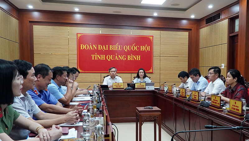 Các đồng chí Bí thư Tỉnh ủy, Trưởng đoàn ĐBQH tỉnh Vũ Đại Thắng và Phó trưởng đoàn chuyên trách Đoàn ĐBQH tỉnh Nguyễn Minh Tâm chủ trì phiên họp tại điểm cầu Quảng Bình