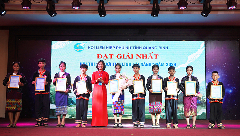 Đại diện lãnh đạo Hội LHPN tỉnh trao giải nhất cho đội thi đến từ bản Y Leng (xã Dân Hóa, Minh Hóa).