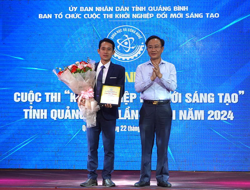 Đồng chí Phó Chủ tịch UBND tỉnh Hoàng Xuân Tân trao giải nhất cho tác giả đoạt giải.
