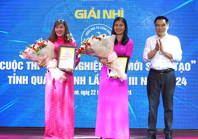 Giám đốc Sở KH-CN Nguyễn Trần Quang trao giải nhì cho các tác giả, nhóm tác giả.