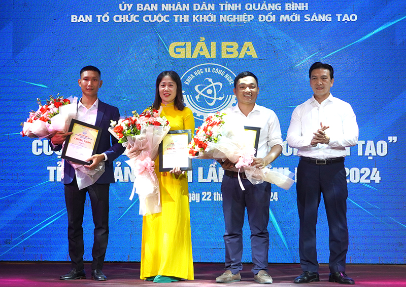 Đại diện lãnh đạo sở KH-CN trao giải ba cho các tác giả, nhóm tác giả