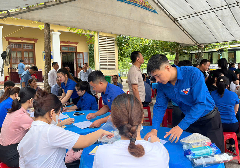 Người dân Tuyên Hóa đang hiến máu đợt 3.