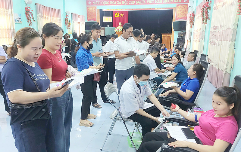 Người dân Tuyên Hóa đang hiến máu đợt 3.