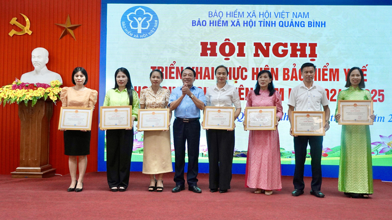Đại diện lãnh đạo BHXH tỉnh trao giấy khen cho các tập thể có thành tích xuất sắc trong thực hiện BHYT HSSV năm học 2023-2024.