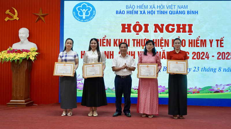 Trao giấy khen cho các cá nhân có thành tích xuất sắc trong thực hiện BHYT HSSV năm học 2023-2024.