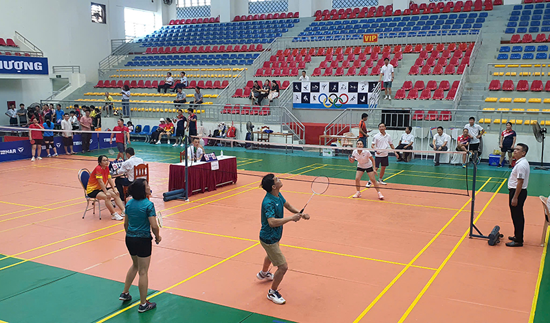 Các vận động viên thi đấu môn cầu lông tại hội thao.