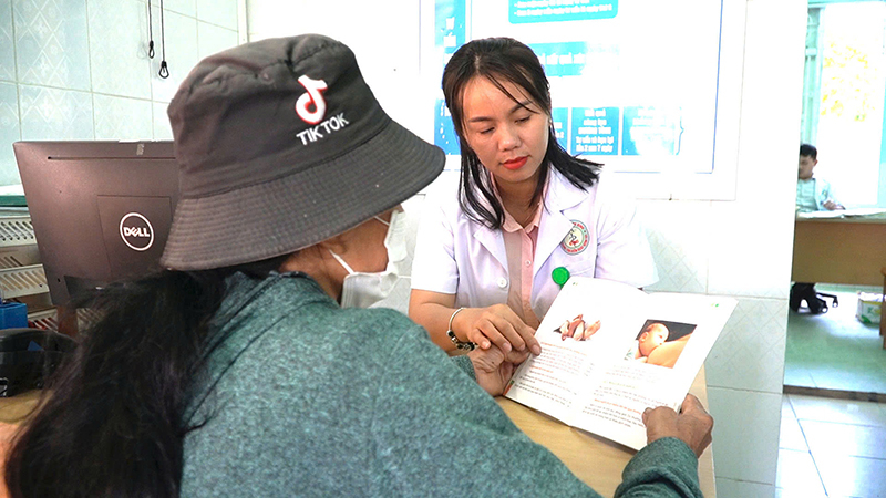 Cán bộ y tế tư vấn dự phòng lây truyền HIV từ mẹ sang con cho các bà mẹ nhiễm HIV.