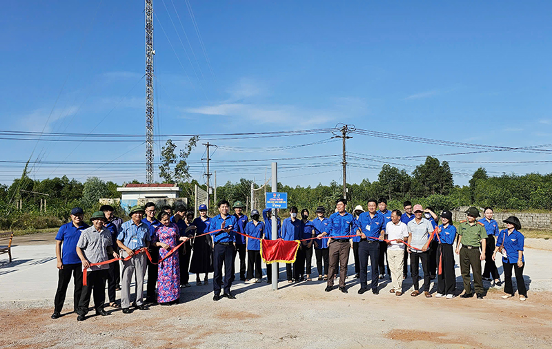Khánh thành công trình “Sân chơi thiếu nhi” tại thôn Hoà Bình (xã Sen Thủy). 
