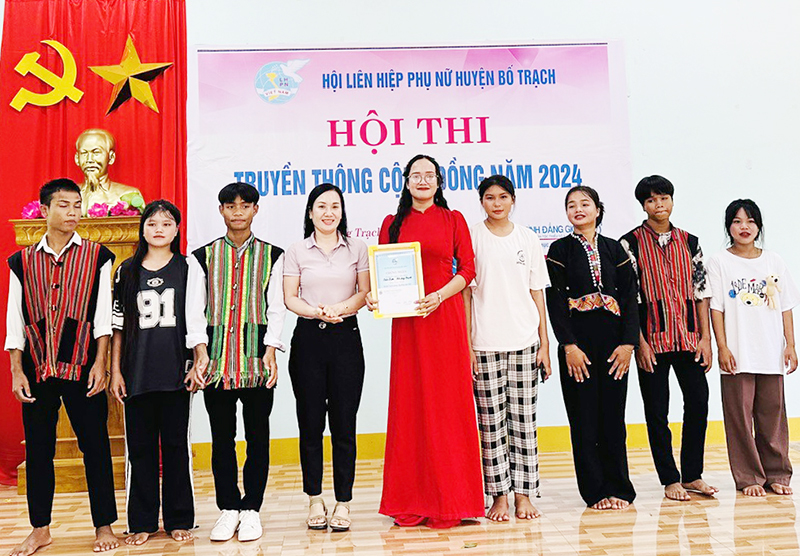 Ban Tổ chức hội thi trao thưởng cho đội đoạt giải nhất.