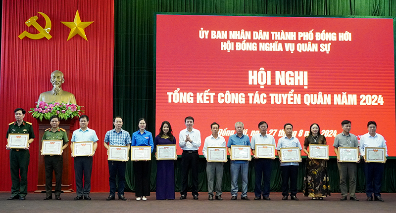 Lãnh đạo TP. Đồng Hới trao giấy khen cho các tập thể đạt thành tích xuất sắc trong công tác tuyển quân 2024.