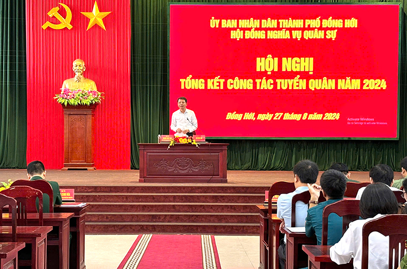 Đồng chí Chủ tịch UBND TP. Đồng Hới Hoàng Ngọc Đan điều hành thảo luận tại hội nghị tổng kết công tác tuyển quân năm 2024.