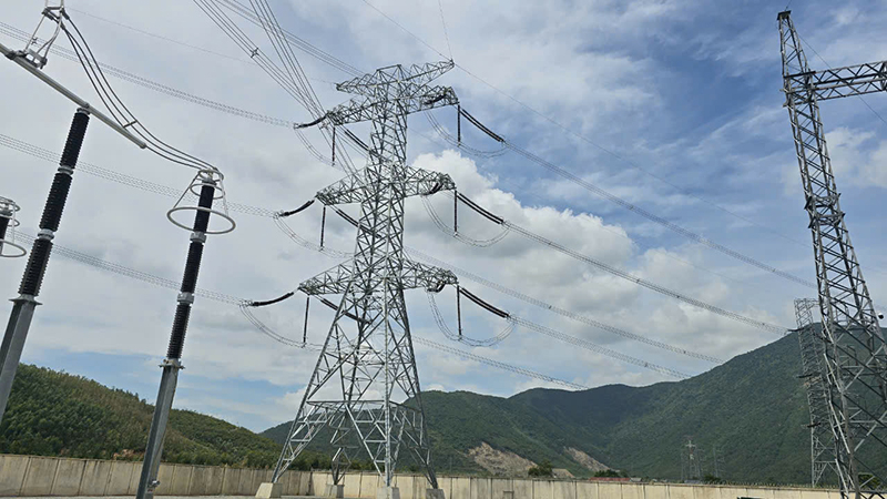 Trụ điện số 1 dự án đường dây tải điện 500KV-mạch 3.