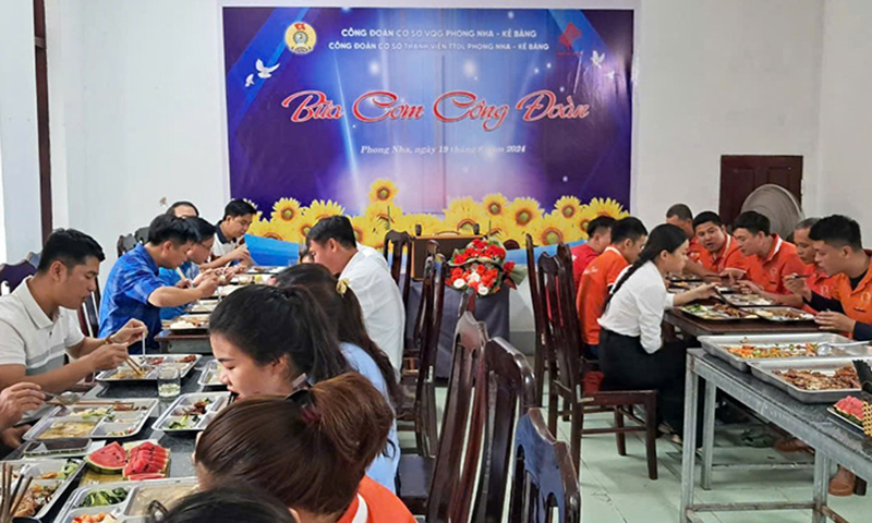  ĐV, NLĐ CĐCS thành viên Trung tâm Du lịch PN-KB tham gia “Bữa cơm Công đoàn”.