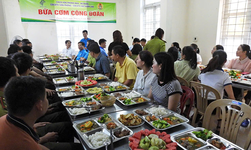 ĐV, NLĐ tại CĐCS thành viên Văn phòng vườn và CĐCS thành viên Hạt Kiểm lâm tham gia “Bữa cơm Công đoàn”.