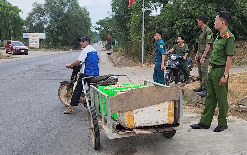 Các lực lượng chức năng tại xã Phú Định (Bố Trạch) triển khai tuyên truyền, vận động người dân không bán mủ cao su cho các cơ sở thu mua trong khu dân cư.