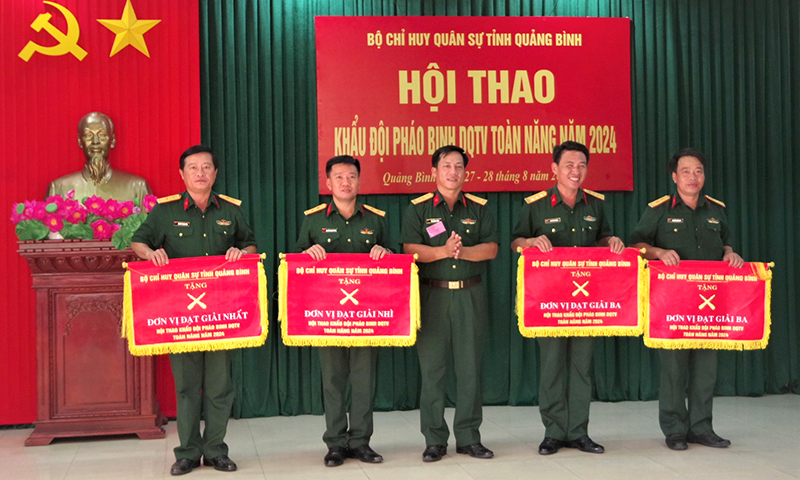 Đại diện lãnh đạo Bộ CHQS tỉnh trao giải nhất, nhì, ba cho các đơn vị tham gia hội thao.