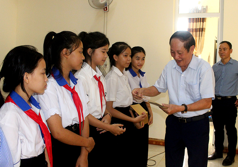Phó Chủ tịch Hội Khuyến học tỉnh Nguyễn Văn Sơn trao học bổng cho học sinh trên địa bàn huyện Bố Trạch.
