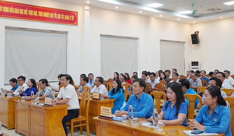 Các đại biểu tham dự hội nghị.