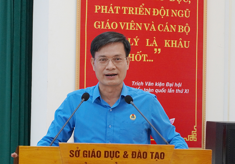 Đại diện lãnh đạo Liên đoàn Lao động tỉnh phát biểu chỉ đạo tại hội nghị.