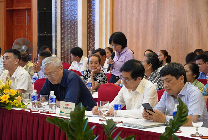 Đại biểu chia sẻ, thảo luận các vấn đề liên quan đến vấn đề BĐKH hiện nay. 