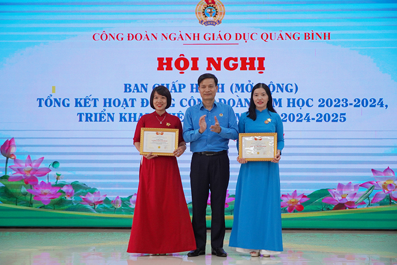 Đại diện lãnh đạo Liên đoàn Lao động tỉnh trao kỷ niệm chương “Vì sự nghiệp vì sự nghiệp xây dựng tổ chức CĐ” cho các cá nhân.