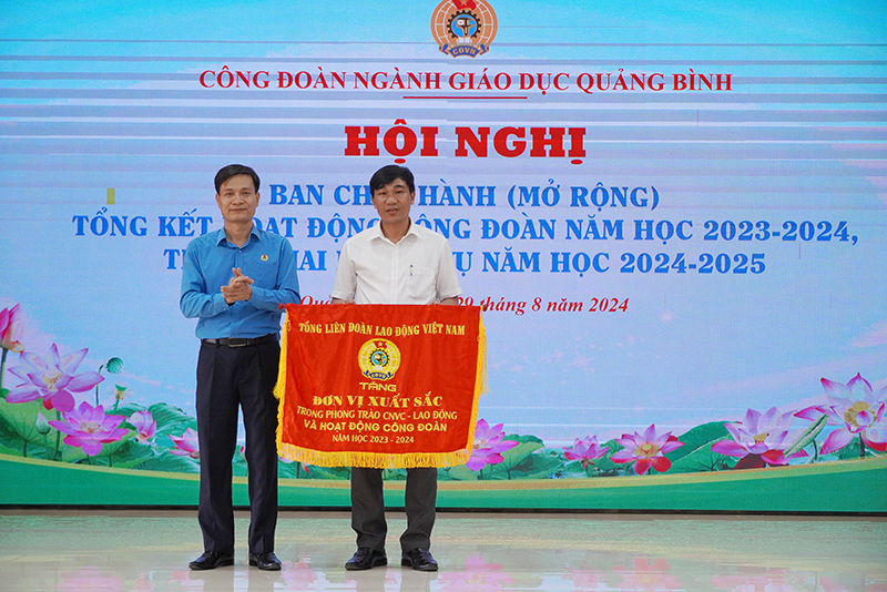 Đại diện lãnh đạo Liên đoàn Lao động tỉnh trao tặng cờ thi đua của Liên đoàn Lao động Việt Nam cho đơn vị xuất sắc.