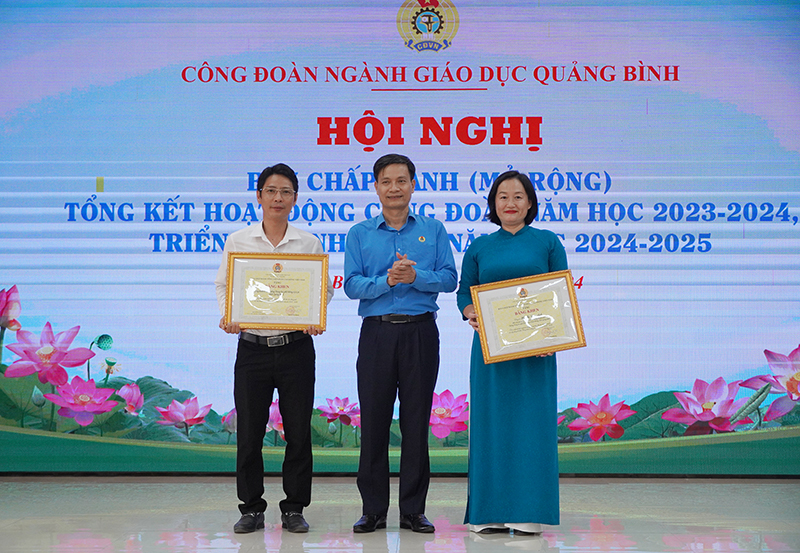 Đại diện lãnh đạo Liên đoàn Lao động tỉnh trao bằng khen của Liên đoàn Lao động Việt Nam cho của các tập thể, cá nhân 