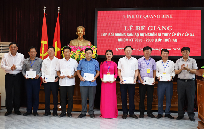 Đại diện lãnh đạo Trường Chính trị tỉnh và Ban Tổ chức Tỉnh ủy trao giấy chứng nhận hoàn thành chương trình lớp bồi dưỡng cho các học viên.