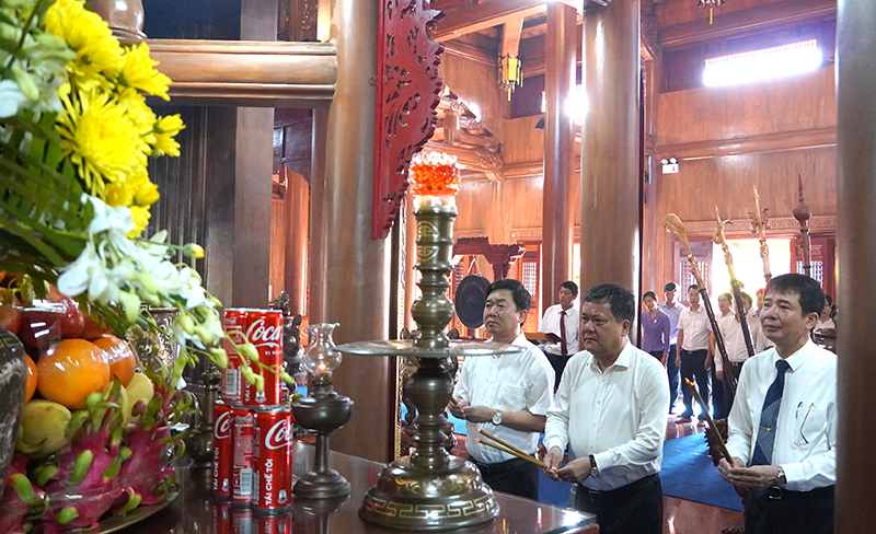 Các đồng chí Thường trực Thành ủy dâng hương Đền thờ Bác Hồ và các Anh hùng liệt sỹ tỉnh.