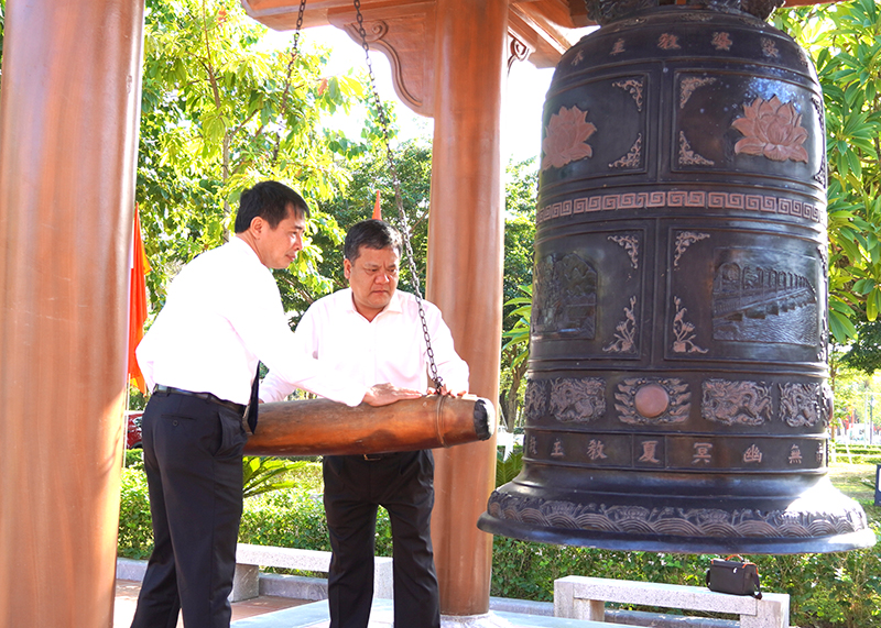 Đồng chí Bí thư Thành ủy Trần Phong và Chủ tịch UBND thành phố Hoàng Ngọc Đan thỉnh chuông tại Đền thờ Bác Hồ và các Anh hùng liệt sỹ tỉnh.