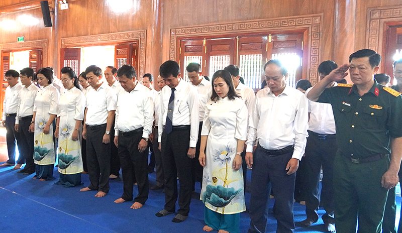 Đoàn đại biểu TP. Đồng Hới tưởng nhớ Bác Hồ và các Anh hùng liệt sỹ.