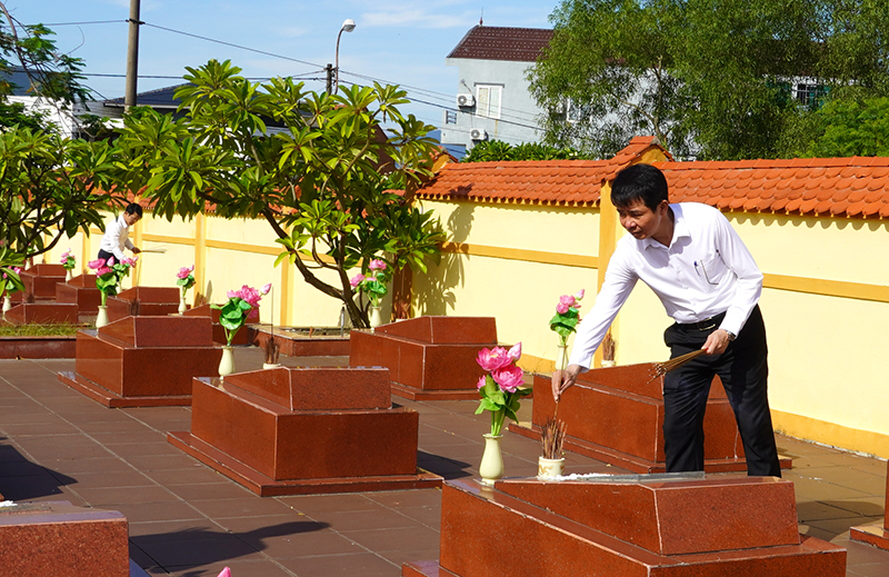 Các đồng chí lãnh đạo thành phố dâng hương lên các phần mộ liệt sỹ. 