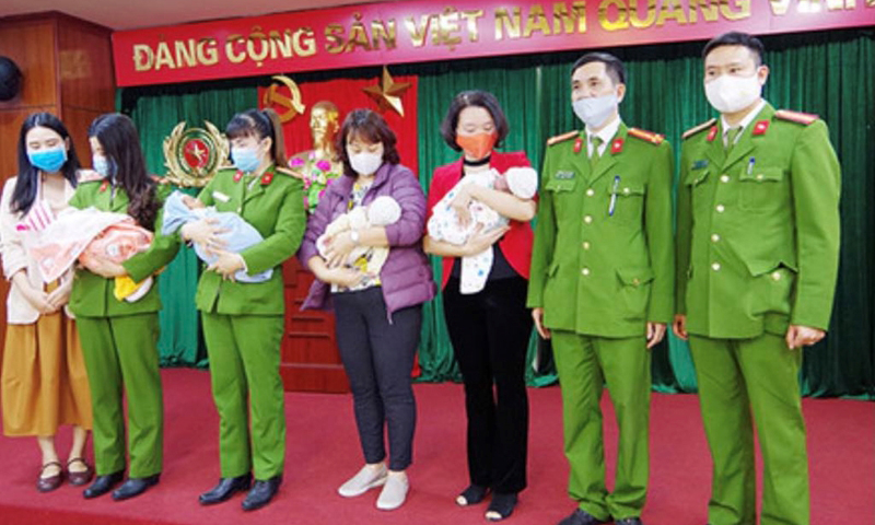 Lực lượng Công an giải cứu các bé sơ sinh trong một vụ mua bán trẻ em. 
